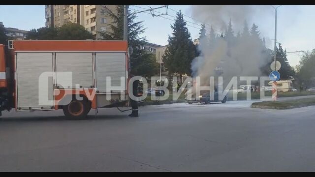 Автомобил се запали и предизвика суматоха на централен булевард в