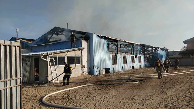 Пожар изпепели напълно цех за възглавници в пловдивското село Скутаре