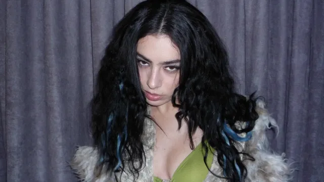 Charli xcx издава нова версия на албума Brat