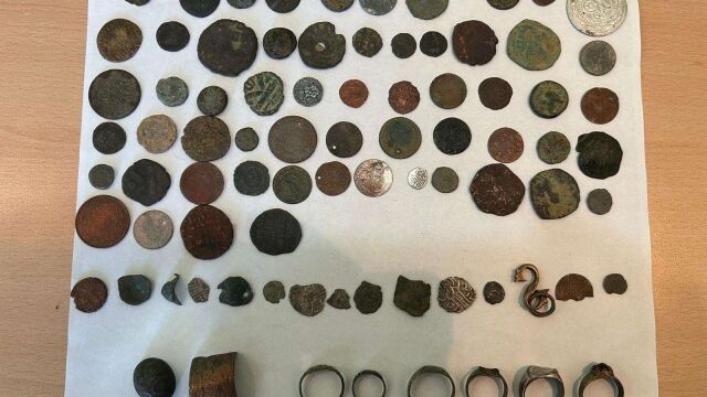 Задържан е мъж за притежаването на старинни монети и накити За