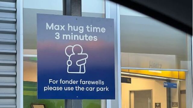 Нов знак на летище предизвиква едновременно смях и възмущение Аерогарата