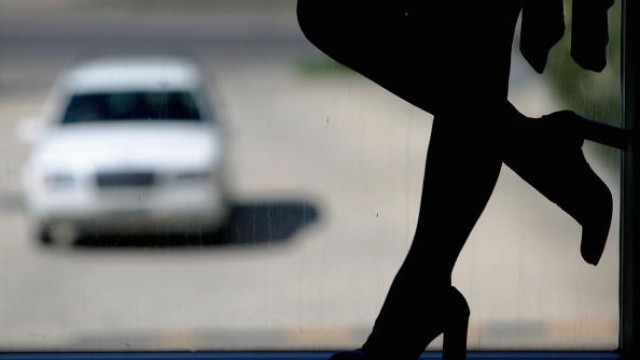 Петима задържани за участие в престъпна група за трафик на проститутки 