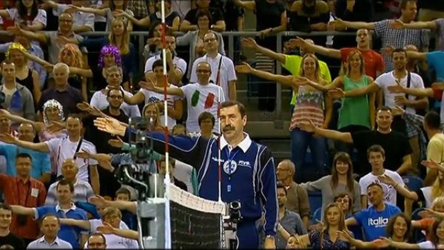 Снимка: 15 000 фенове се шегуват със съдията на волейболен мач