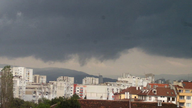 Бурята в София: 52 сигнала има за завирявания 