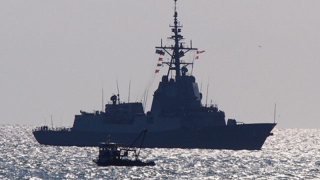 Южна Корея е изстреляла предупредителни изстрели срещу севернокорейски патрулиращ кораб