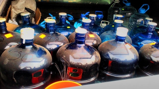 Над 300 литра алкохол без бандерол иззе полицията от частен