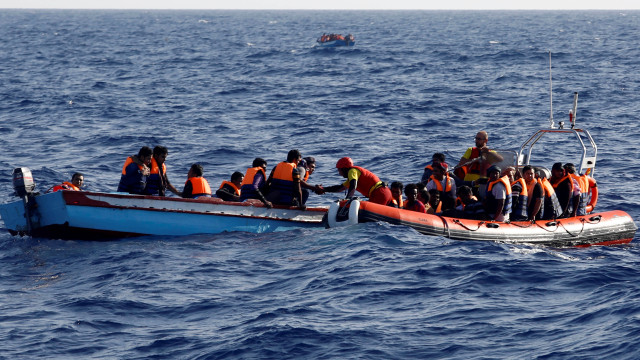 Испански спасители претърсват водите край Канарските острови за лодка превозваща