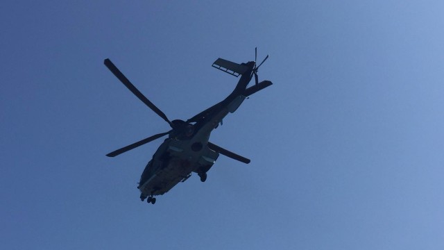 Военнослужещи с вертолет Кугар от състава на Военновъздушните сили изпълниха