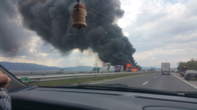 Временно е ограничено движението по пътя II 76 Харманли Тополовград заради самозапалил