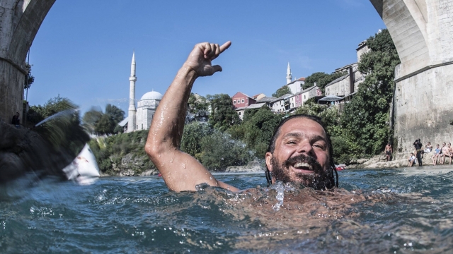 Снимка: Български гмуркач сред най-добрите 10 в световните серии Red Bull Cliff Diving (ВИДЕО)