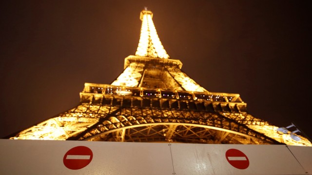 Двама американски туристи останаха заключени на Айфеловата кула в Париж