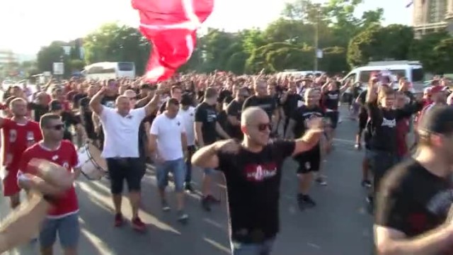 "Червено" шествие във Варна преди мача с "Черно море" (ВИДЕО) 