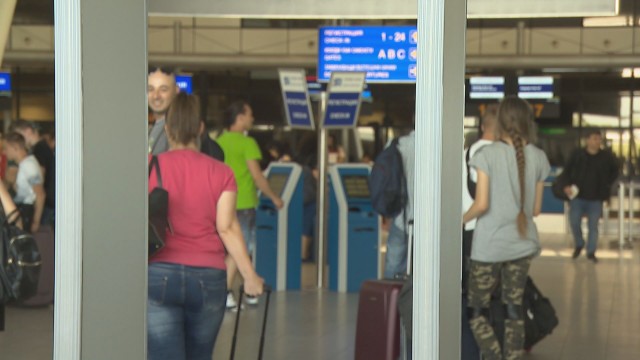 Десетки българи с малки деца стоят с часове на летище