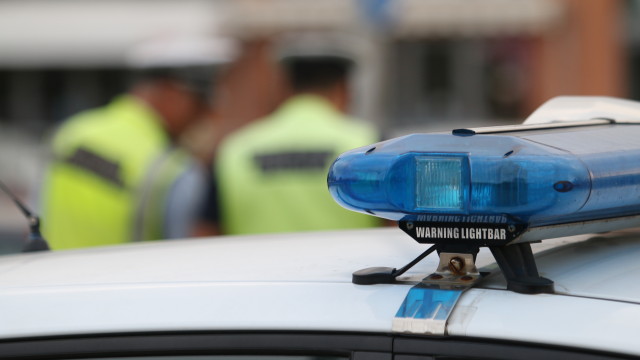 Служители на СДВР задържаха двама пътни полицаи за взет подкуп