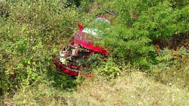 Жена загина след удар между две коли на главния път Е-79, има ранени деца