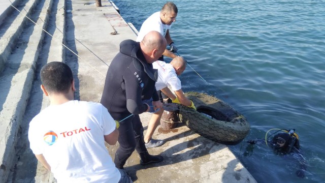 Военни водолази отново извадиха много гуми от водата край Варна