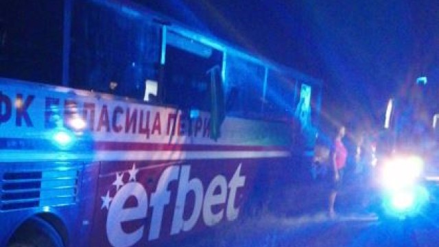 Автобусът на футболния "Беласица" катастрофира, шофьорът почина