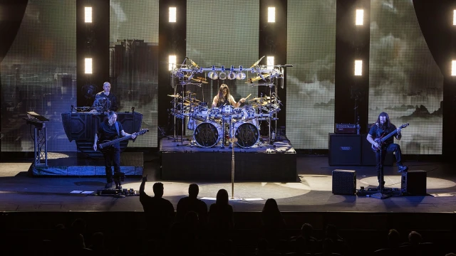 Dream Theater представиха мрачната нова песен „Invisible Monster“