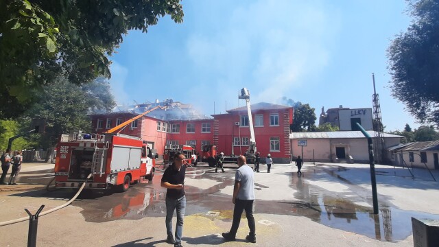Пожар обхвана пловдивското училище Душо Хаджидеков предаде кореспондент на bTV