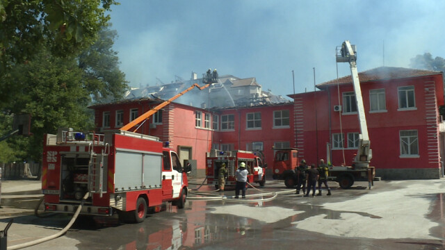 Пожар унищожи покрива на пловдивското училище Душо Хаджидеков Огънят пламнал