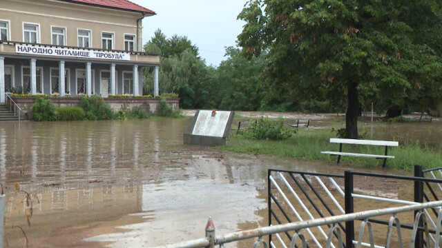 Бедствена ситуация в Карловско заради поройните дъждове Реки преляха и