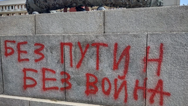Паметникът на съветския воин в Бургас осъмна нашарен с надписи