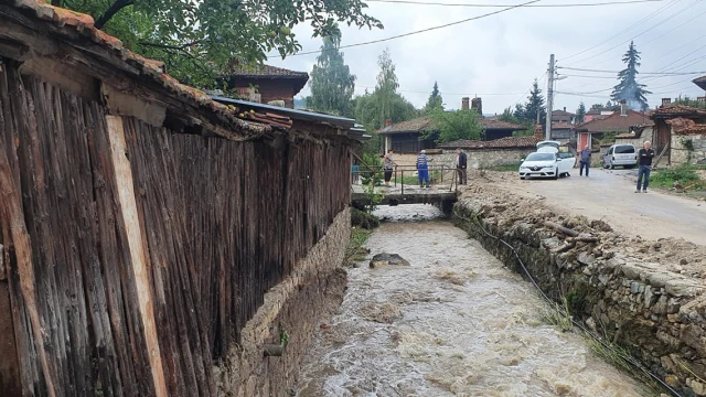 Наводнени къщи и дворове в Копривщица Четири моста в града