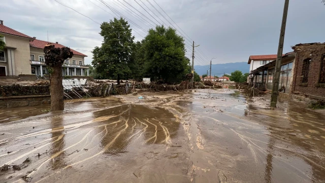 Порои наводниха Подбалкана Бедствено е положението в Карловско евакуация