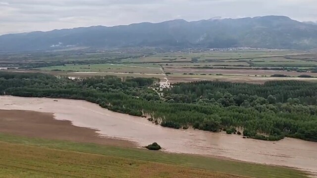 Хеликоптери се включиха в спасяването на хора бедстващи в наводнените