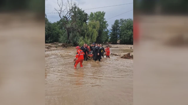 Спасителна акция се провежда в Карловско Евакуират се хора от