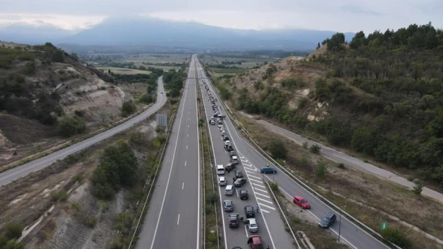 Интензивен трафик и днес на ГКПП Кулата посока Гърция Километрични