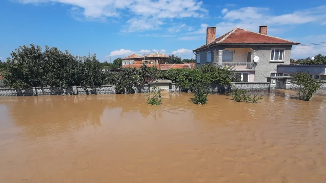 Пловдивското село Трилистник е под вода и напълно блокирано Кадри