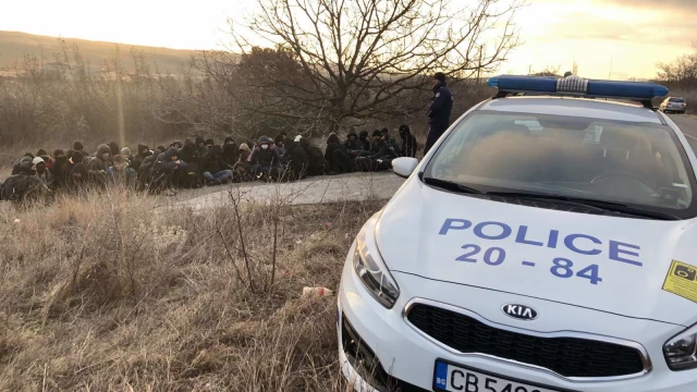 Полицията е заловила група от 50 мигранти на главен път