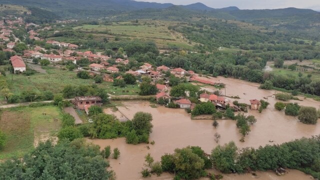 Ситуацията в калоферското село Богдан остава тежка заради наводненията До