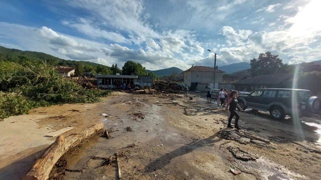 Едно от най пострадалите села – Слатина изглежда като след