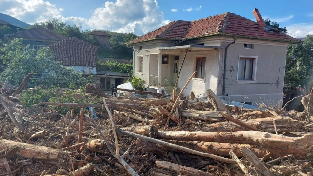 Няколко дни след наводнението в Карловско местните хора вече разчистват