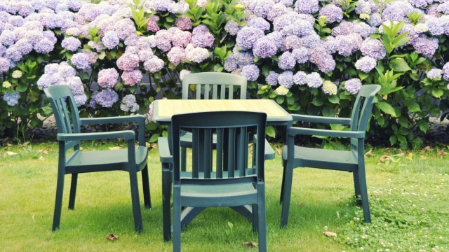 Пластмасовите градински мебели са добър избор за терасата или градината