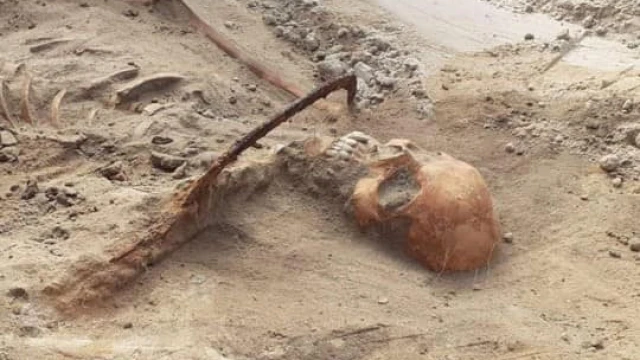 Археолози в Полша откриха човешки останки приковани към земята Вампирското