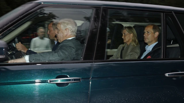 Семейството на британската кралица Елизабет II пристигна в Балморал съобщават