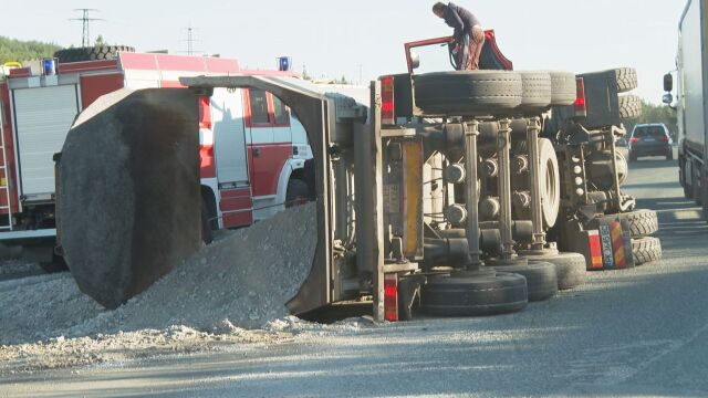 Камион с инертен материал се обърна на автомагистрала Струма сигнализират