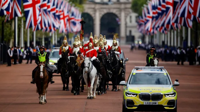Пренасят тленните останки на кралица Елизабет II от Бъкингамския дворец