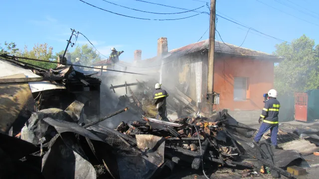 Пожар избухна около 15 30 часа в къща под Сарайския мост