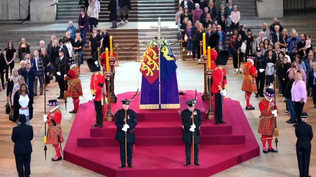 В Лондон продължава поклонението пред тленните останки на кралица Елизабет
