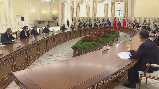 В Узбекистан президентите на Русия и Китай се срещнаха очи