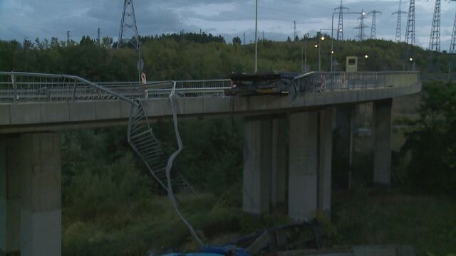 Автовозът който снощи падна от мост край пътен възел Даскалово