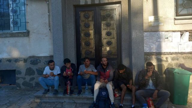 Кмет задържа група нелегални мигранти нахрани ги осигури им медицинска