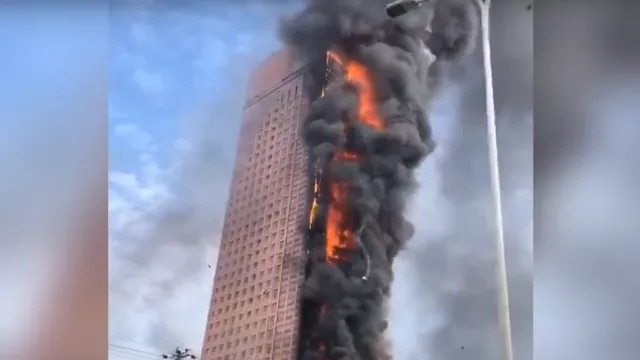 Небостъргач изгоря за минути в китайския град Чанша Над 200 метровата