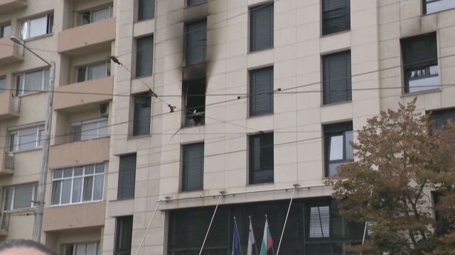 Една жертва и 10 пострадали след пожар в хотел в