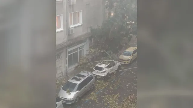 Мощна буря удари Бургас Тя е била придружена с ураганен