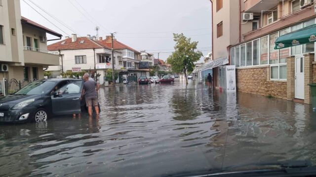 Поморие остана без ток след като мощна буря удари Бургаско